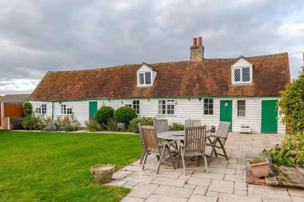Cozy One-Bedroom Cottage In Great Tey Exterior foto